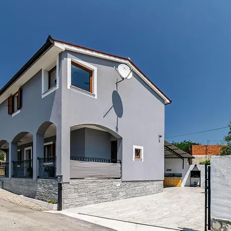 House Loborika 2227 *